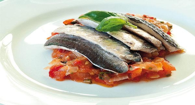 Lomito de sardina con picadillo de tomate a la albahaca