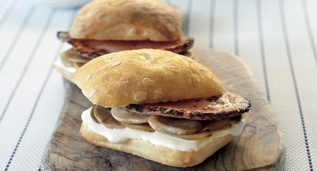 Montadito de cinta de lomo queso Camembert y champiñón