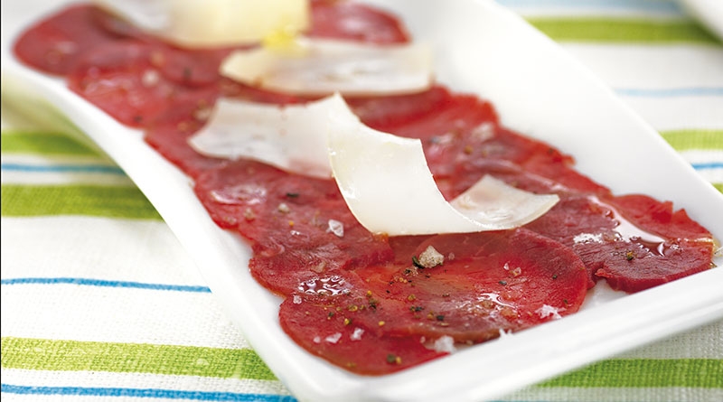 Carpaccio de ternera gallega con virutas de queso manchego y aceite de arbequina