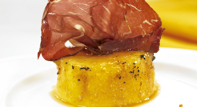 Melón a la brasa con pétalos de cecina