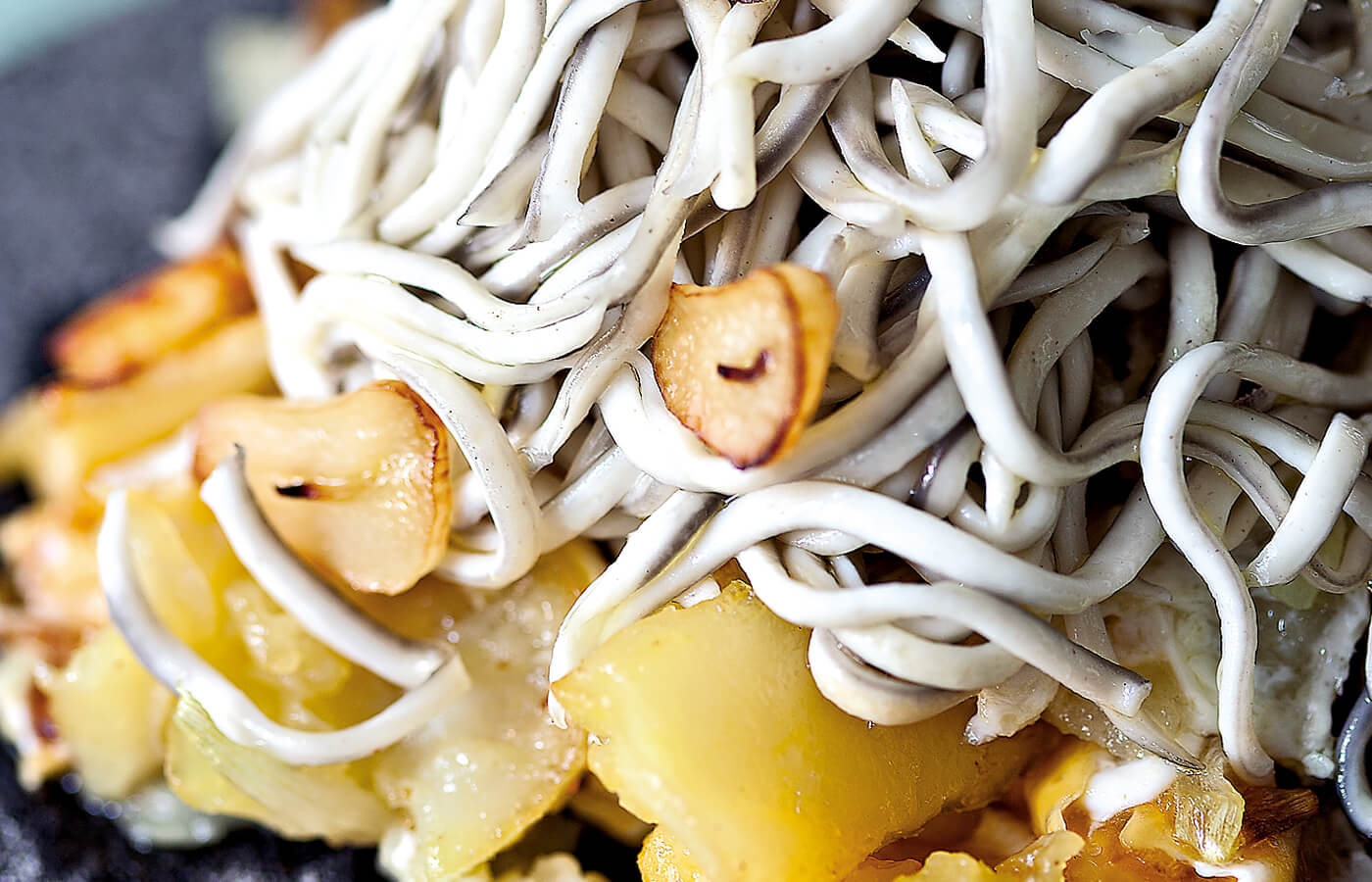 Revuelto de patatas panaderas con gulas