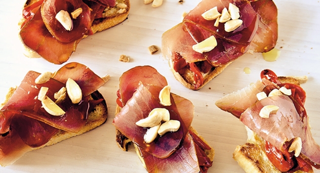 Pimientos asados con mojama y almendras