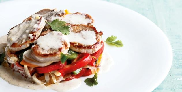 Solomillo de cerdo con salsa de pistachos y verduras