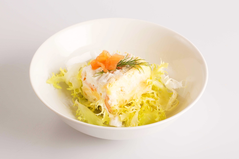 Huevo relleno de salmón