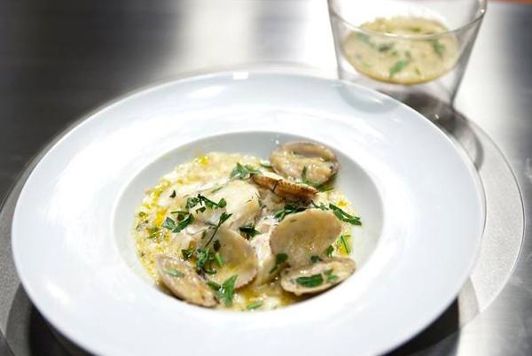 Merluza en salsa verde con berberechos y judías blancas