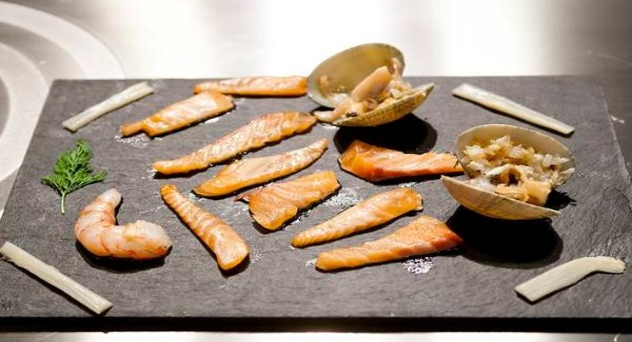 Sashimi de salmón con gambas y almejas marinadas