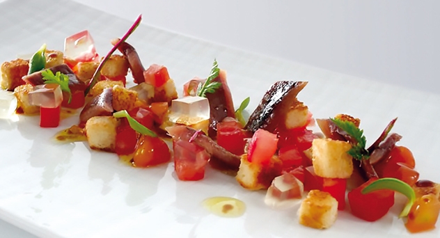Tartar de anchoas de L’Escala con los componentes de una tostada