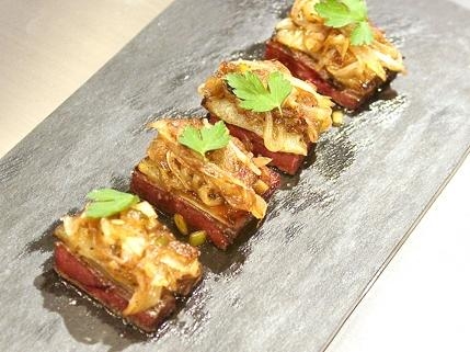 Hígado con manzana caramelizada