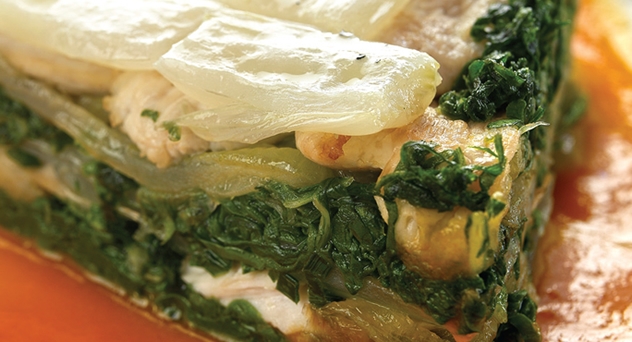 Timbal de cebolla, acelgas y pollo