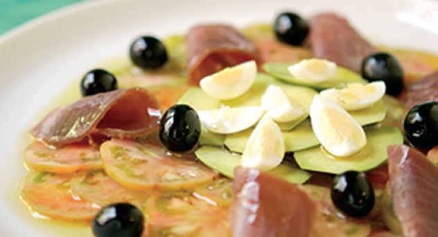 Nueva ensalada de tomate y huevo de codorniz