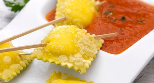 Pinchos de ravioli con salsa de tomate