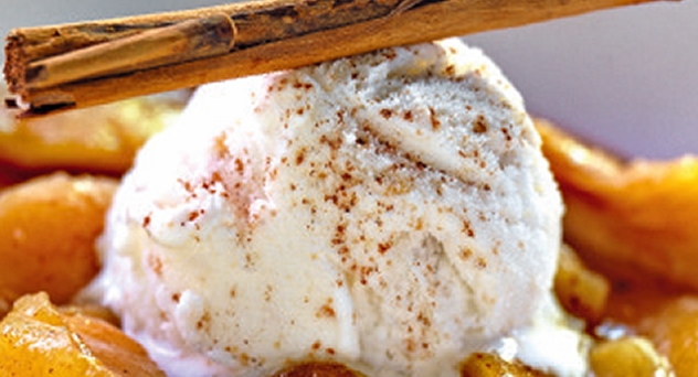 Manzana caramelizada con helado de canela
