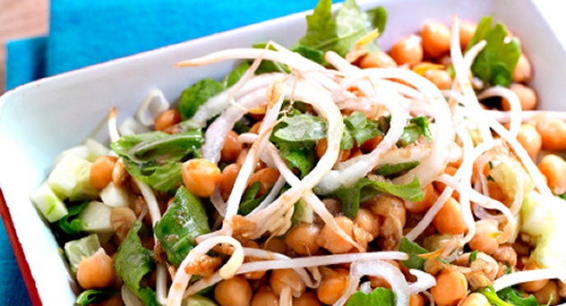 Garbanzos aderezados con soja y rúcula