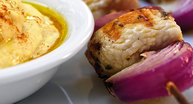 Brochetas de pavo con cebollas rojas y humus