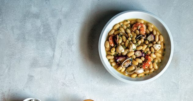 Guiso de alubias con almejas, rape, pulpo y langostinos