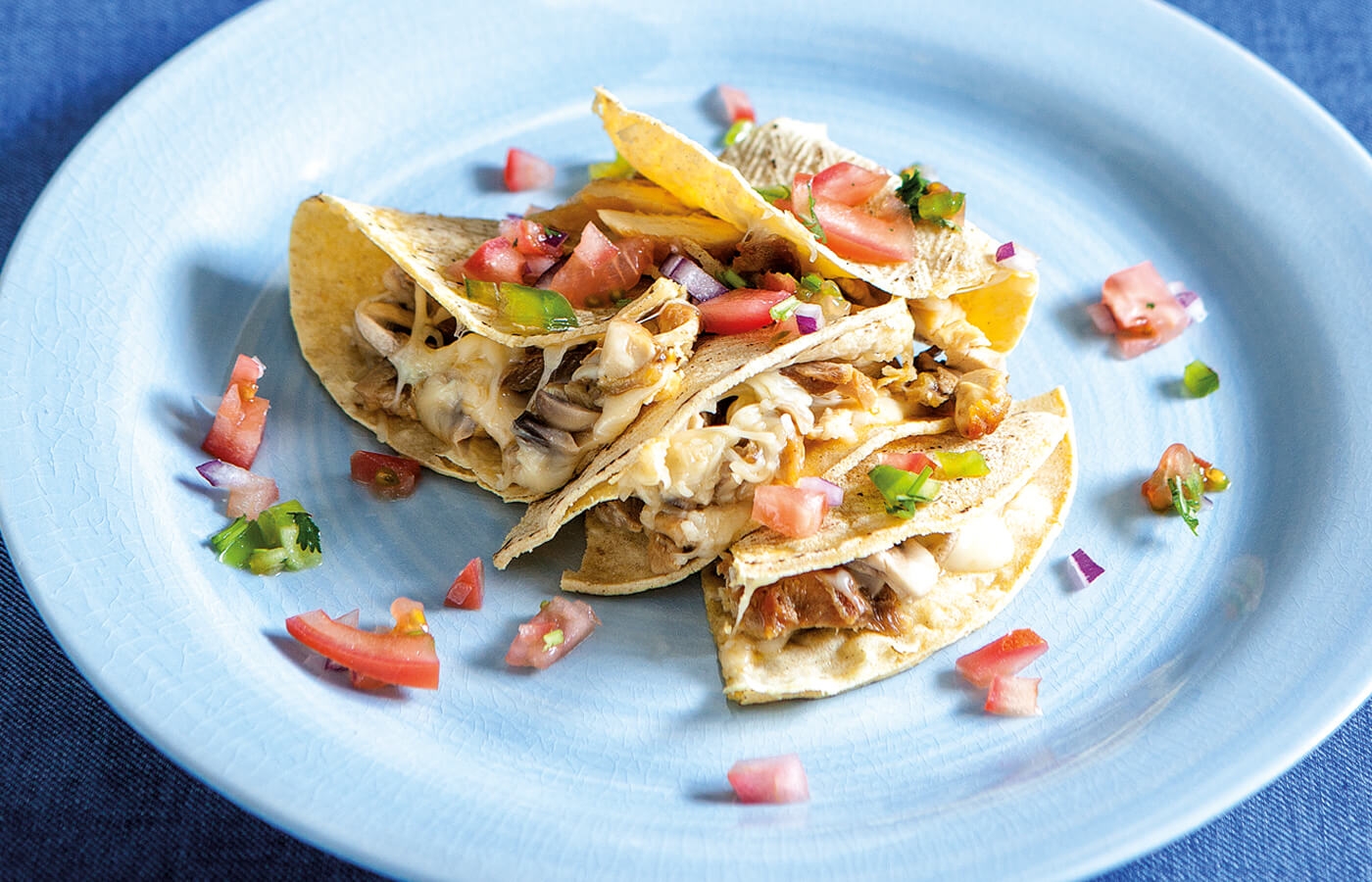 Quesadilla de pollo del corral con salsa chipotle y champiñones