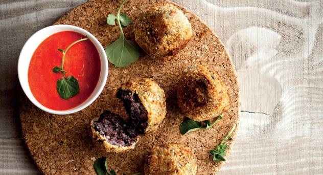 Bombón de morcilla con emulsión de pimiento del piquillo