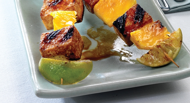 Brochetas de tofu y mango