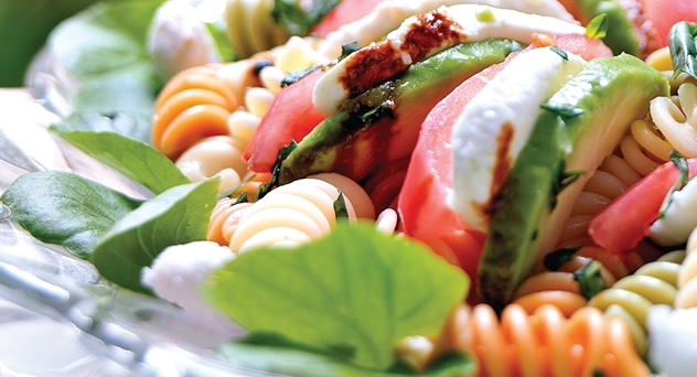 Ensalada de pasta con aguacate