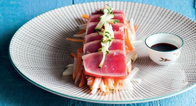 Verduras encurtidas en vinagre de arroz con atún y salsa teriyaki