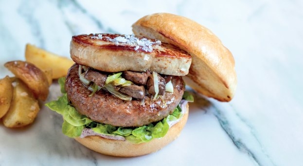 Hamburguesa de Angus con foie y mayonsea trufada