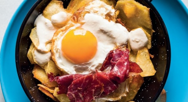 Huevos rotos con cecina y salsa de queso