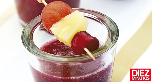 Zumo de piña, cereales y sandía