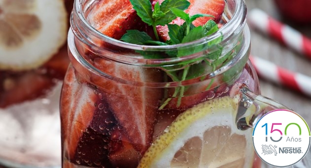 Aguas aromáticas de limón, albahaca y fresas