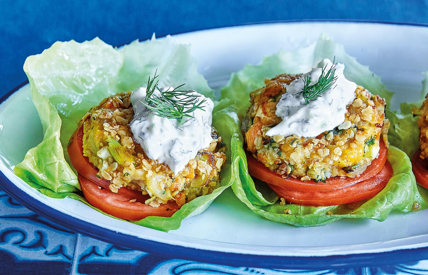 Hamburguesa de garbanzos con salsa agria de yogur y pepino