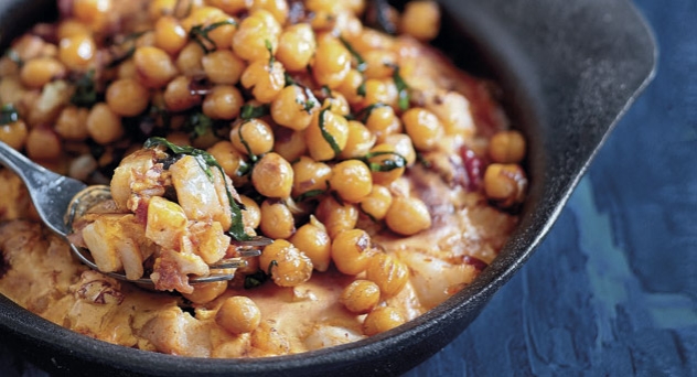 Garbanzos fritos con espinacas y bacalao con sabayón de tabasco