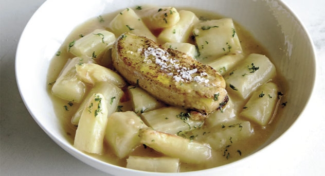 Espárragos blancos estofados con foie