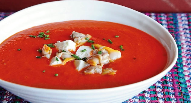 Sopa de tomate con queso feta y berberechos