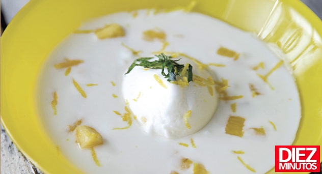 Sopa de piña y helado