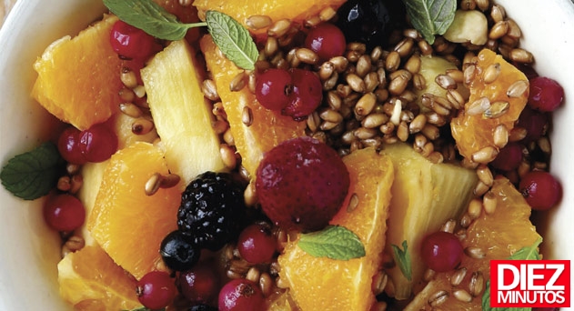 Ensalada multicolor de frutas y cebada