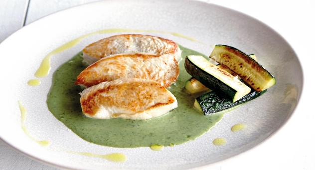 Solomillo de pavo con Salsa de Kale y Calabacines