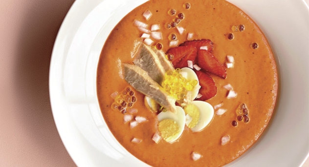 Salmorejo de fresa con ventresca y pimiento del piquillo