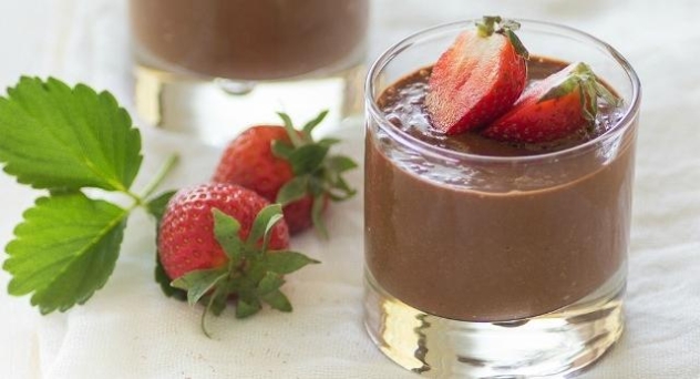 Vasitos de crema de chocolate y fresas