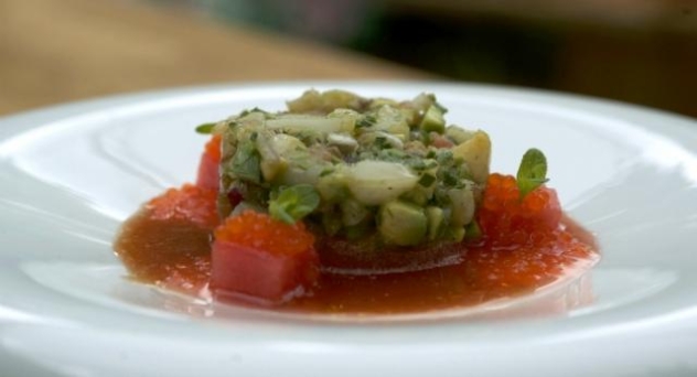 Tartar de vieiras con jugo de tomate y sandía