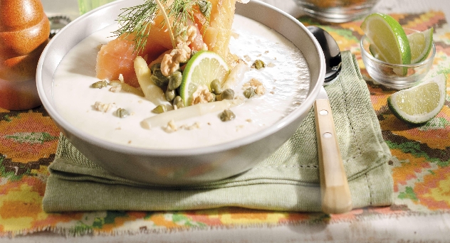 Sopa fría de espárragos blancos con salmón