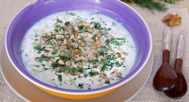 Sopa fría búlgara de yogur con nueces