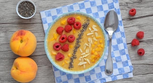 Smoothie bowl de melocotón y melón con semillas de chía