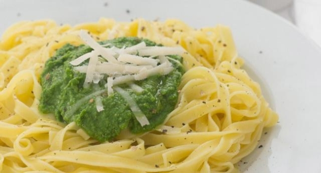 Salsa de pesto de espinacas y avellanas