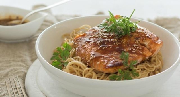 Salmón al horno con noodles y salsa mirin