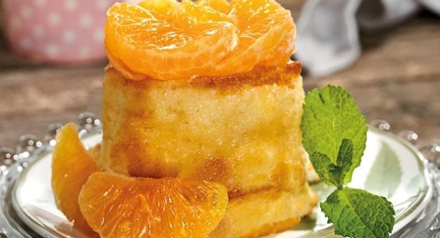 Pasteles individuales de queso blanco y mandarinas