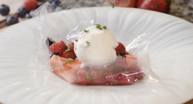 Papillote de frutos rojos y helado de yogur