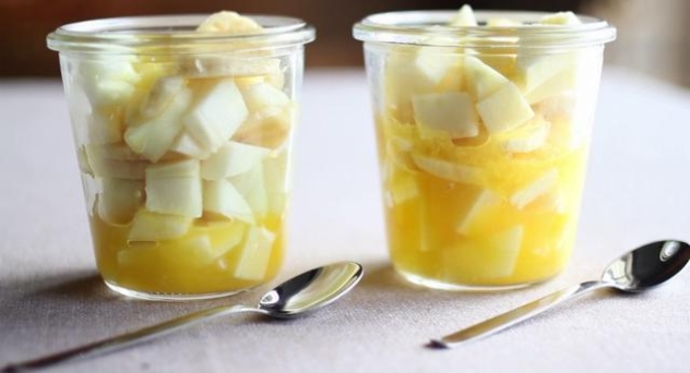 Macedonia de frutas con naranjas de zumo
