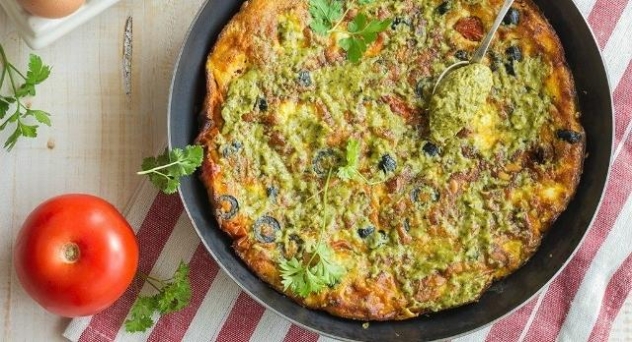 Frittata de tomates, queso feta y olivas negras