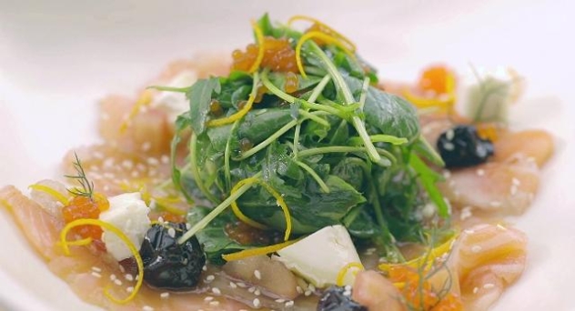 Ensalada de salmón marinado con vinagreta de miel