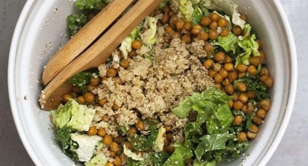 Ensalada de garbanzos tostados y col rizada kale