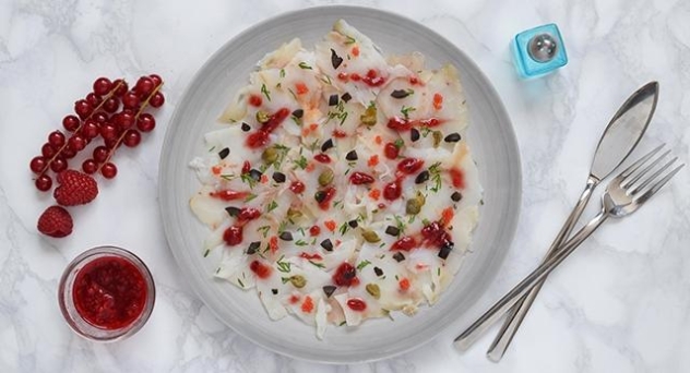 Carpaccio de bacalao con vinagreta de frutos rojos